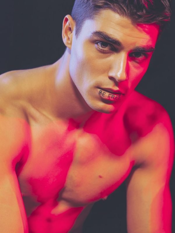 a-dramatic-studio-portrait-photograph-of_ZZo3brCuTIehwQA6zFQeDg_nzOK1b75T6CtKYwzQBg5tw